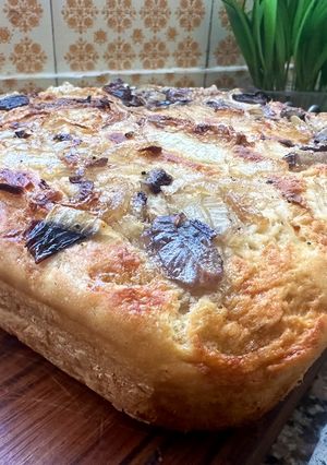 Una foto de Focaccia de cebolla caramelizada