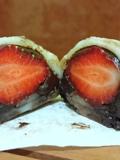 Foto resep Ichigo Daifuku (Mochi isi cokelat & buah strawberry)