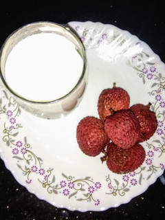 லிட்சி மில்க் ஷேக் (Litchi milkshake recipe in tamil) செய்முறை முக்கிய புகைப்படம்