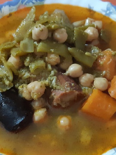 Una foto de Potaje de garbanzos y verduras en olla rápida
