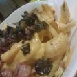 Papas con queso y panceta
