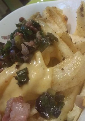 Una foto de Papas con queso y panceta