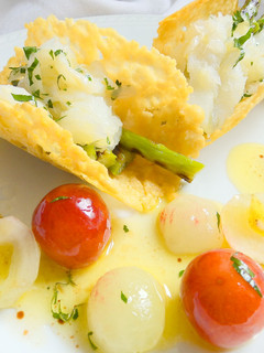 Una foto de Bacalao con espárragos y uva en cesto de queso