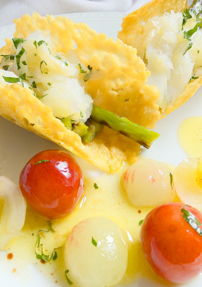 Una foto de Bacalao con espárragos y uva en cesto de queso