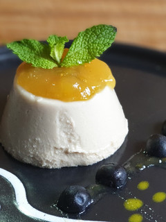 Una foto de Panna Cotta "Impostor" de Tofu y Horchata