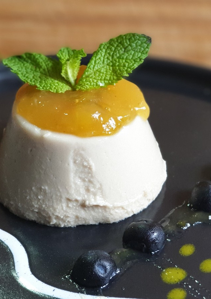Una foto de Panna Cotta "Impostor" de Tofu y Horchata
