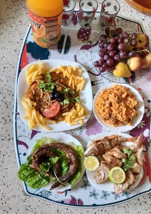 صورة لوصفة طبق فواكه البحر والارز المجمر وسمك الباجو والميرلون مقلي