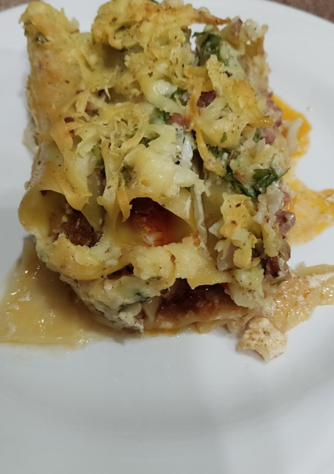 Una foto de Canelones rellenos con carne molida, chorizo y salsa blanca