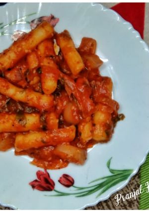 A picture of Tteokbokki (Korean Spicy Rice Cake).
