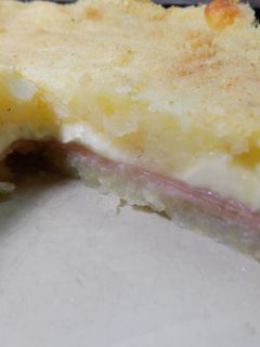 Una foto de Tortilla de puré al horno rellena con jamón y queso