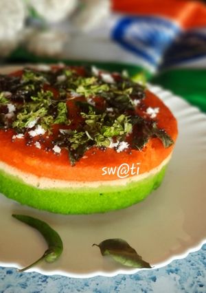 ট্রাই কালার সুজি ধোকলা (Tri colour semolina dhokla recipe in bengali) রেসিপির প্রধান ছবি