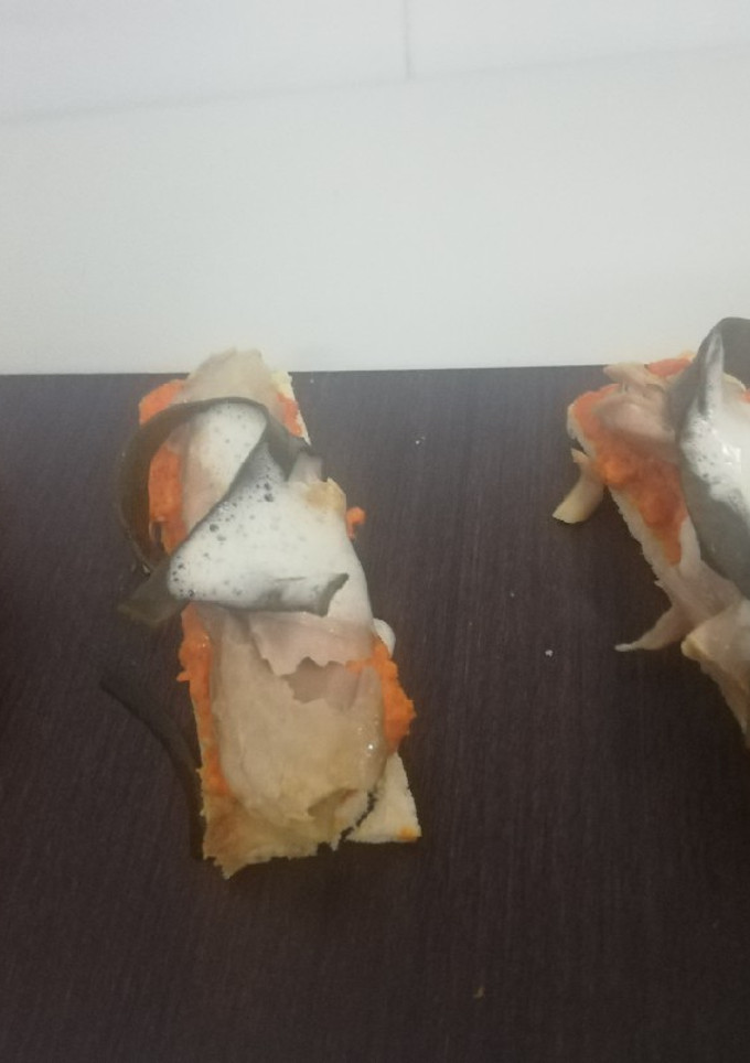Una foto de Melva con espuma de piquillos sobre pan de jengibre