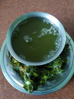 முருங்கைக்கீரை பூ சூப் (Murunkai keerai poo soup recipe in tamil) செய்முறை முக்கிய புகைப்படம்