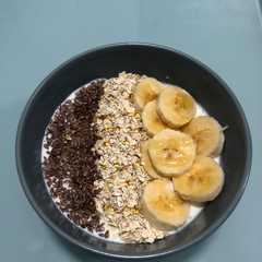 Una foto de Kéfir con plátano y avena