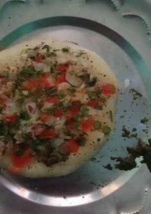 सूजी उत्तपम (sooji uttapam recipe in Hindi) रेसिपी मुख्य फोटो