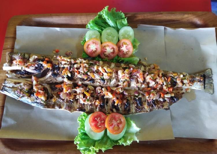 Langkah Mudah untuk Menyiapkan Ikan bakar kacang &amp;#34; With sambal matah yang Menggugah Selera