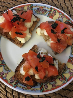 Une photo de Bruschettas tomates mozzarella