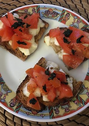 Une photo de Bruschettas tomates mozzarella