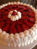 Torta de chocolate con relleno de fresa
