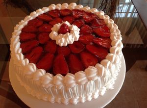 Una foto de Torta de chocolate con relleno de fresa