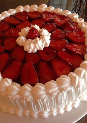 Una foto de Torta de chocolate con relleno de fresa