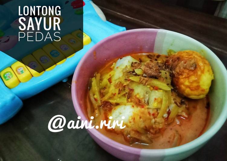 Proses mengolah Lontong Sayur Pedas yang nikmat