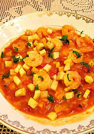 Foto principal de Colas de gambas en salsa de tomate al ajillo y patatas fritas