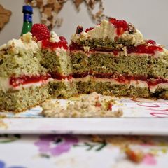 A picture of Pistachio and raspberry sponge cake.
