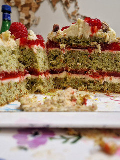 A picture of Pistachio and raspberry sponge cake.