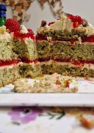 A picture of Pistachio and raspberry sponge cake.