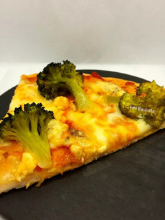 Una foto de Pizza casera de brócoli
