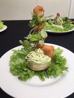 Una foto de Mousse de palta sobre fondos de alcachofa