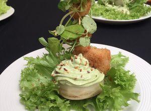 Una foto de Mousse de palta sobre fondos de alcachofa