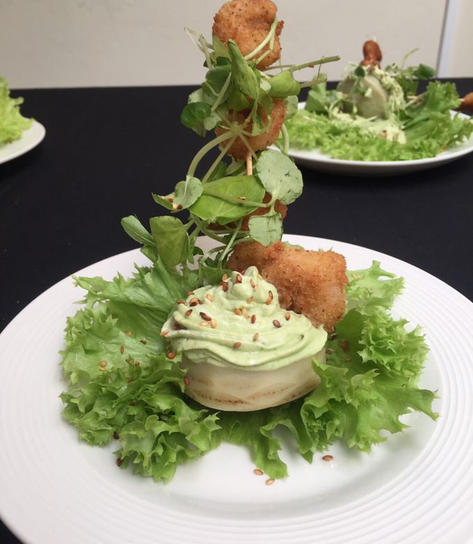 Una foto de Mousse de palta sobre fondos de alcachofa