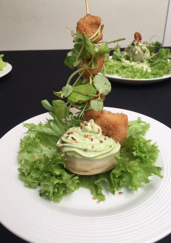 Una foto de Mousse de palta sobre fondos de alcachofa