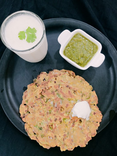 खमंग थालीपीठ (thalipeeth recipe in marathi) रेसिपी चे मुख्य फोटो
