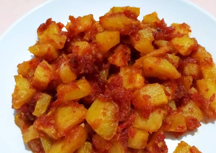 Langkah Mudah untuk Menyiapkan Kentang Balado Saos Pedas yang Menggugah Selera