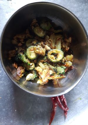 উচ্ছে আলু ভাজা (uchche aloo bhaja recipe in Bengali) রেসিপির প্রধান ছবি