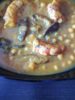 Una foto de Garbanzos guisados en cúrcuma con shiitake y gambones