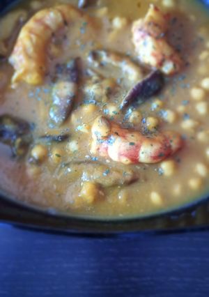 Foto principal de Garbanzos guisados en cúrcuma con shiitake y gambones