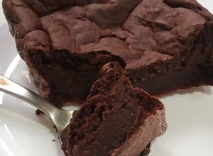 Una foto de Pastel de choco sin tacc (con 1 sobre de polvo para mousse!)🤩