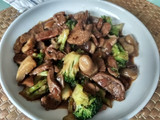 Ternera con brócoli y setas al estilo chino