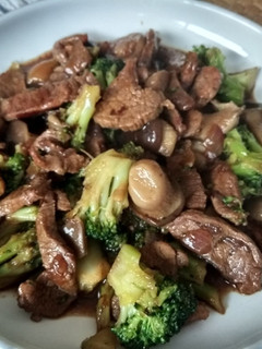 Una foto de Ternera con brócoli y setas al estilo chino