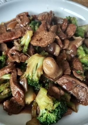 Foto principal de Ternera con brócoli y setas al estilo chino