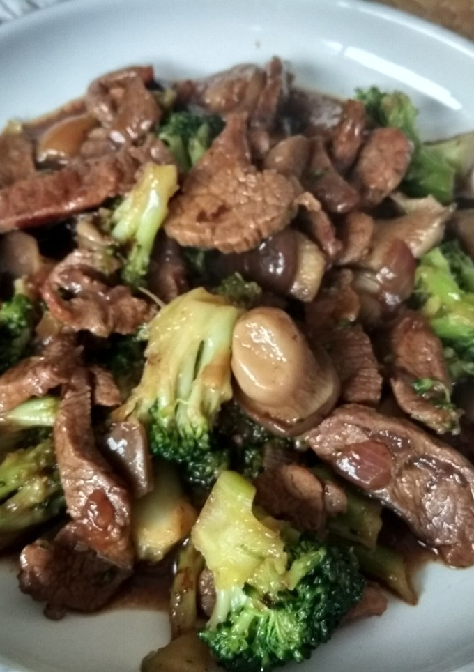 Una foto de Ternera con brócoli y setas al estilo chino