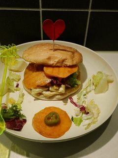 Grillezett Csirkés Sajtburger grillezett belevalókkal és édesburgonya chipssel recept fotója