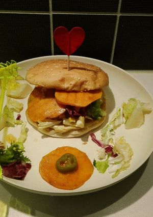 Grillezett Csirkés Sajtburger grillezett belevalókkal és édesburgonya chipssel recept fotója
