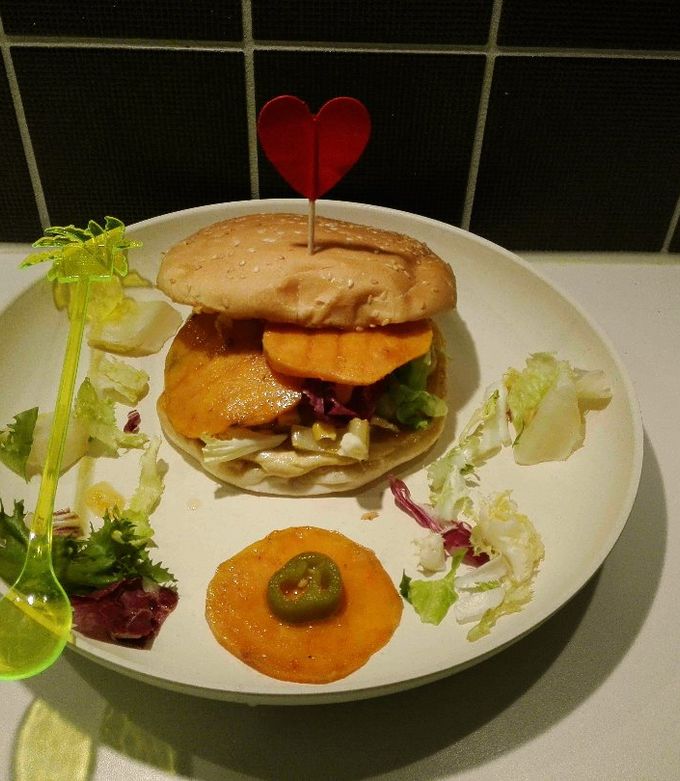 Grillezett Csirkés Sajtburger grillezett belevalókkal és édesburgonya chipssel recept fotója