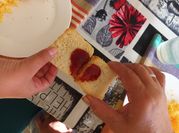 Una foto de desayuno con tostadas
