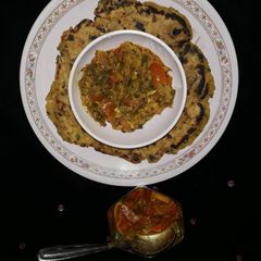 A picture of Radish ki sbji or masala maki ki roti..